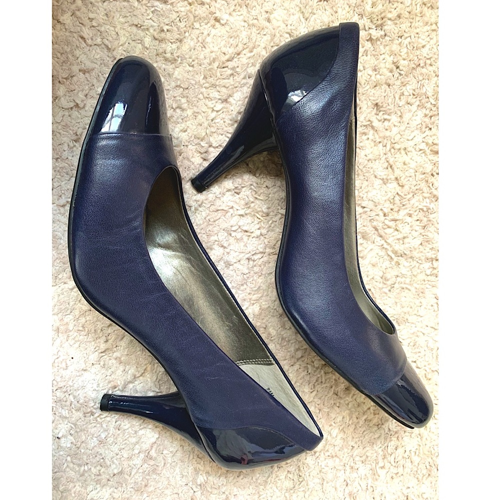 NWOT Navy Bandolino high heels